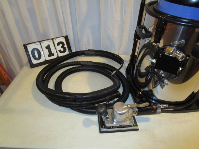 lot 13 image: Industrial 10 Gallon WetDry Vac