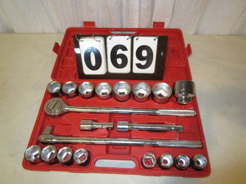 lot 69 image: 21 Piece Socket Wrench Set