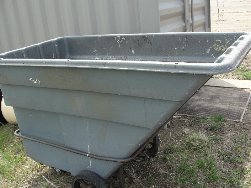 HEAVY DUTY RUBBERMAID CART