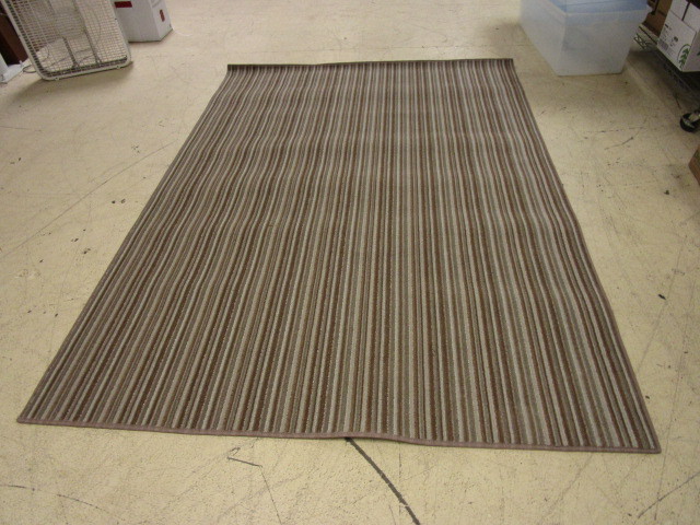 lot 215 image: AREA RUG