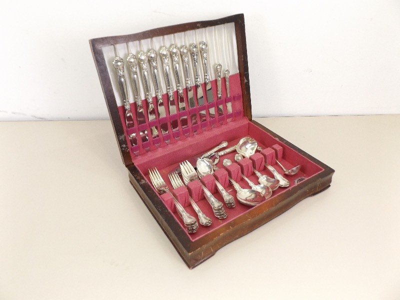 lot 5 image: 44 Piece .925 Sterling Silver Gorham Chantilly Flatware Set