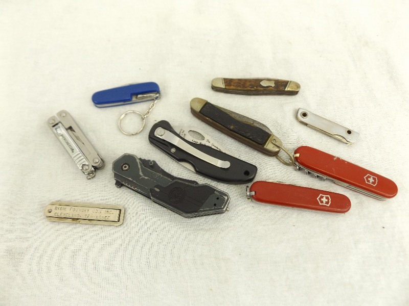 lot 16 image: Lot of Swiss Army etc. Pocket Knives