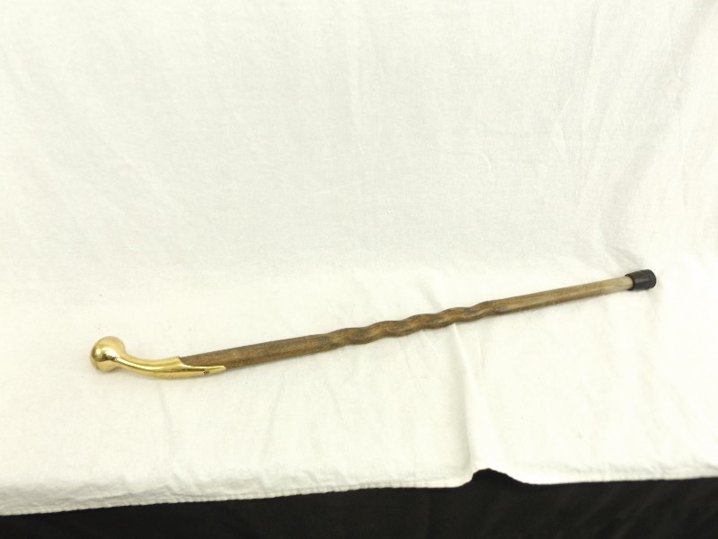 lot 32 image: Vintage Carved Brass Handled Walking Cane