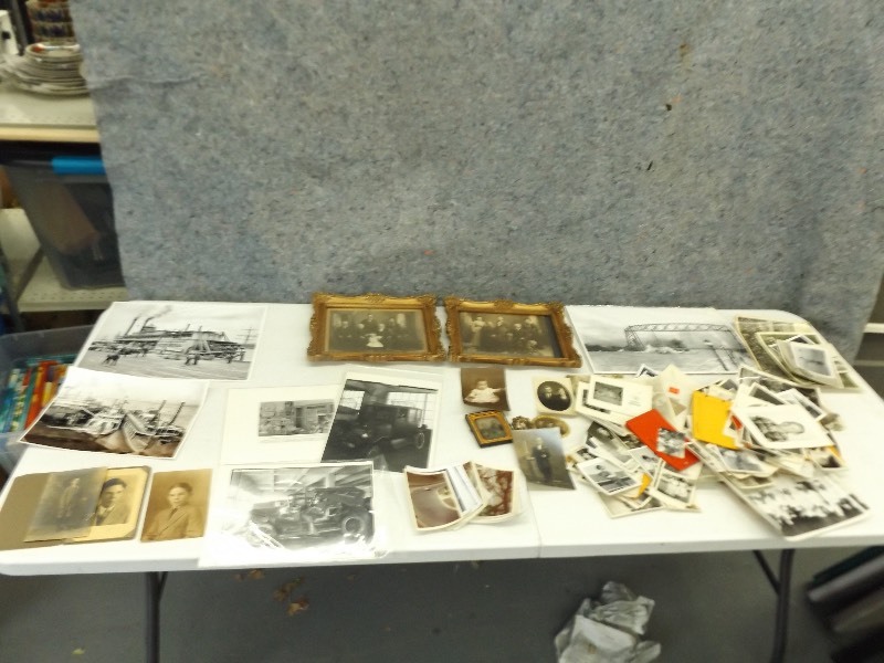 lot 50 image: Large Lot of Antique and Vintage Photos