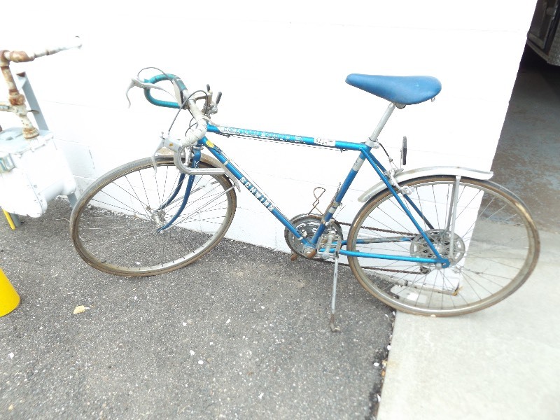 lot 53 image: Vintage Schwinn Collegiate Sport 10 Road Bike