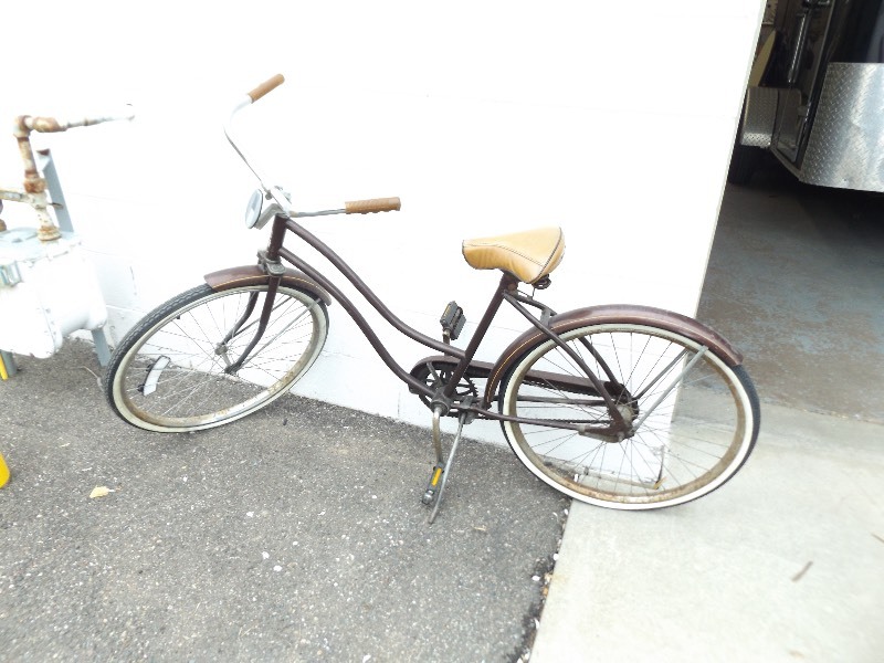 lot 54 image: Vintage 1969 Huffy Open Road Bike