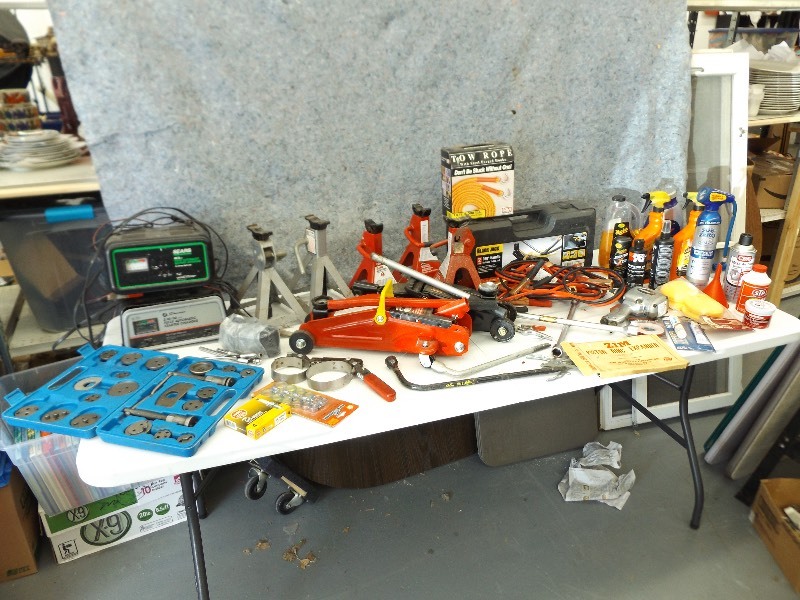 lot 75 image: Large Lot of Automotive Tools