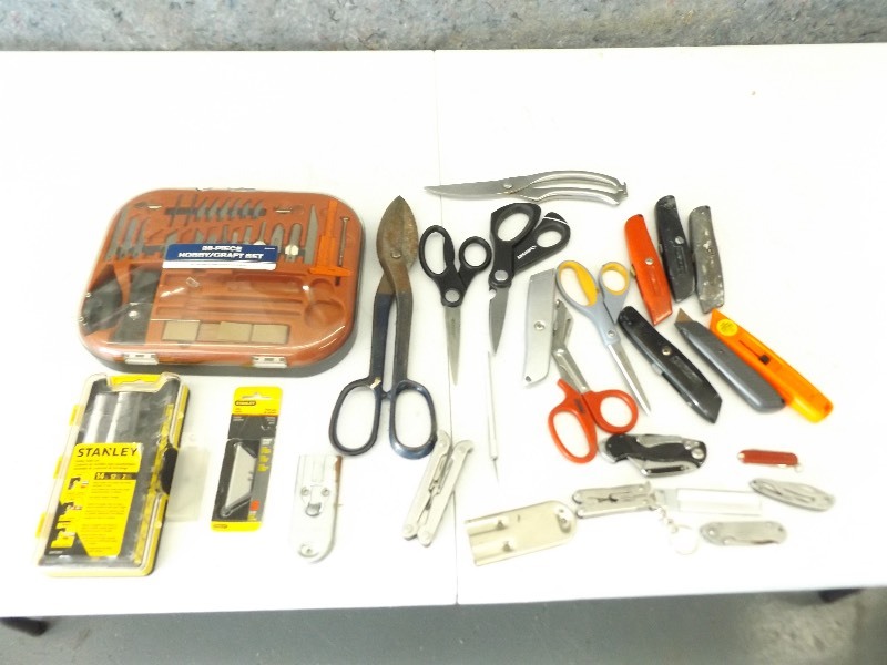 lot 77 image: Lot of Razors, Cutters, Xactos, etc.