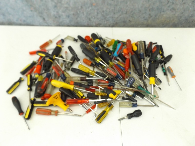 lot 80 image: Large Lot of Screwdrivers