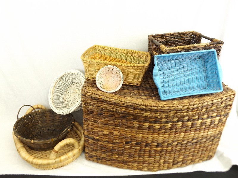 lot 123 image: Wicker Trunk and Baskets