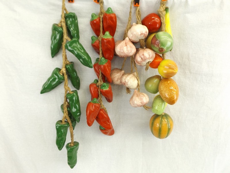lot 126 image: Lot of Vintage Decorative Ceramic Vegetable and Fruit Strings