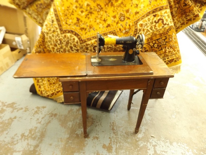 lot 130 image: Vintage Singer Sewing Machine