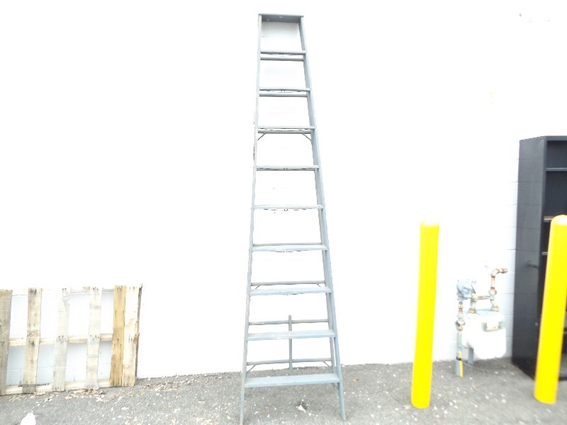 lot 144 image: Vintage 10ft Wood Ladder