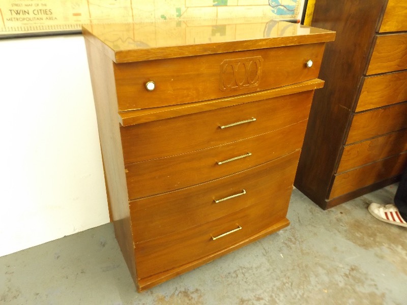 lot 151 image: Mid Century Dove Tailed Style House 5 Drawer Dresser