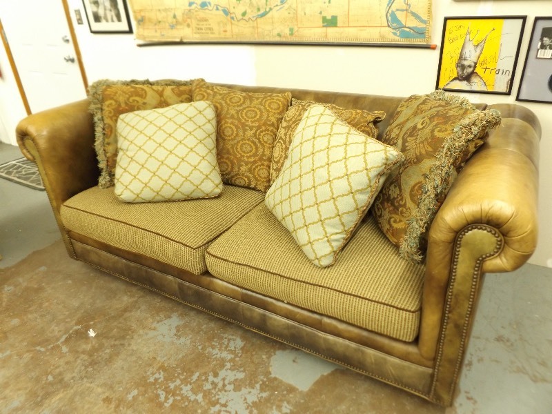 lot 160 image: Drexel Herritage Leather Collection Couch