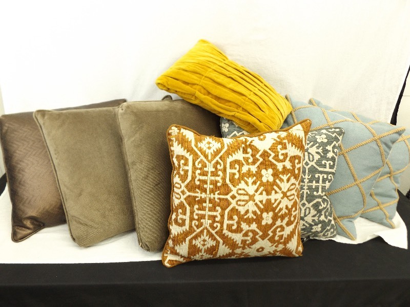 lot 183 image: Lot of 8 Newer Throw Pillows