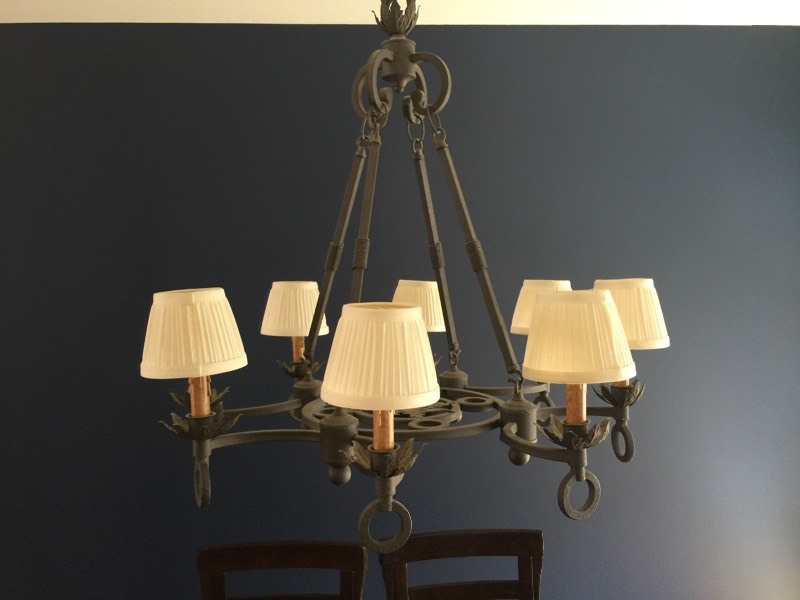 lot 9 image: 8 LAMP CHANDELIER