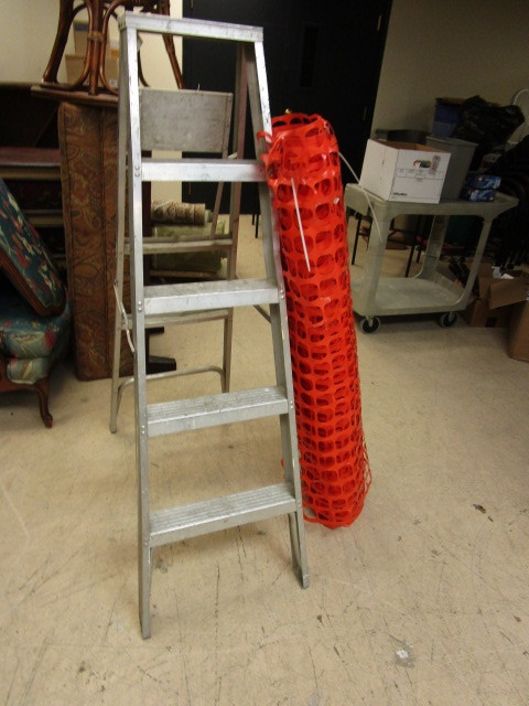 lot 331 image: KELLER STEP LADDER AND ORANGE BARRIER FENCING.