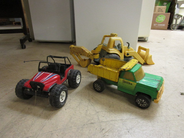 lot 312 image: THREE TONKA VEHICLES