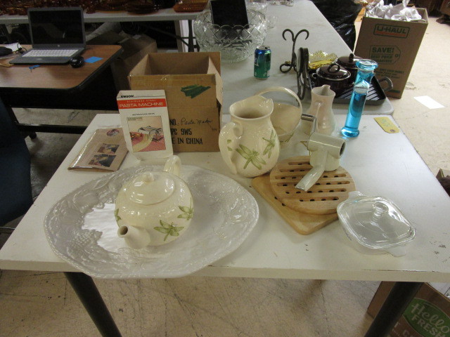 lot 336 image: PASTA MAKER, CERAMIC AND WOOD SERVING WARE AND HOURGLASS TIMER