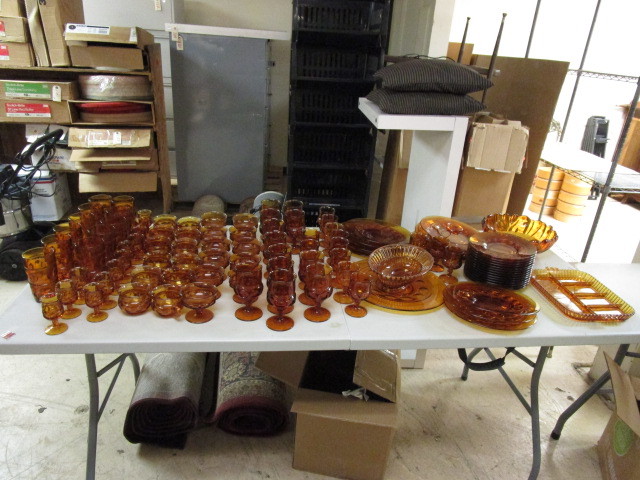 lot 338 image: AMBER GLASS DISH SET WITH 10 PLACE SETTINGS