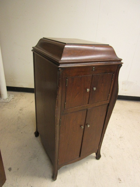 lot 347 image: ANTIQUE 1920 VICTOR VV-XI TALKING MACHINE