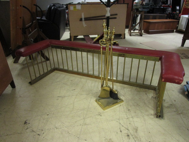 lot 366 image: ANTIQUE ENGLISH FIREPLACE FENDER WITH BENCH TOP AND FIREPLACE ACCESSORY SET