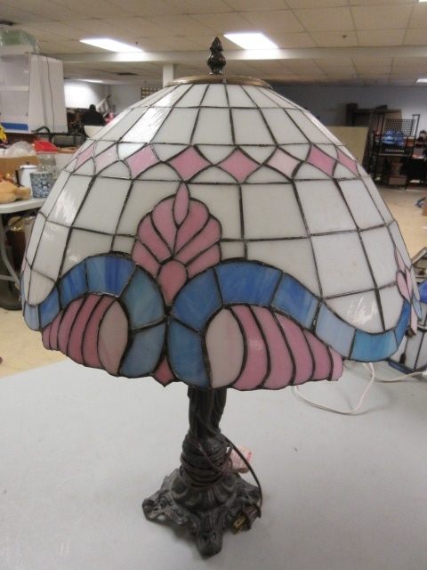 lot 413 image: ART DECO STAINED GLASS LAMP