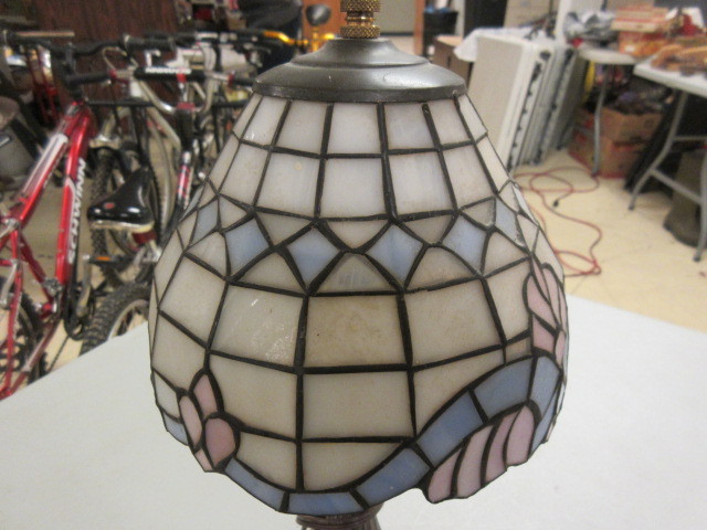 lot 414 image: SMALL STAINED GLASS LAMP