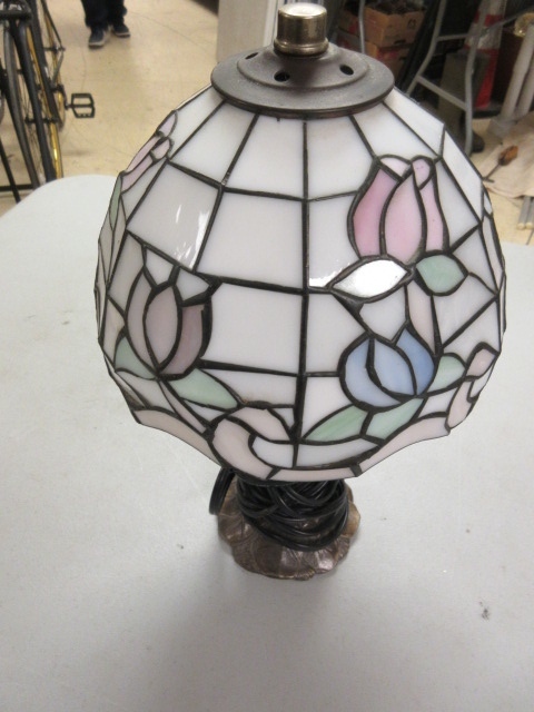 lot 415 image: SMALL STAINED GLASS LAMP