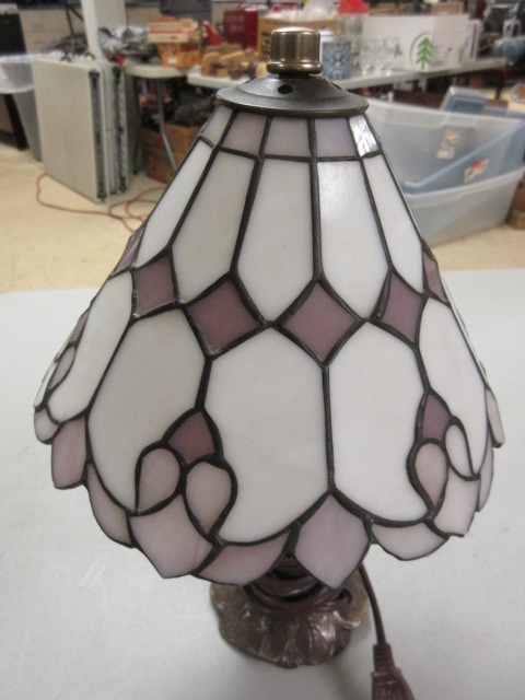lot 416 image: SMALL STAINED GLASS LAMP