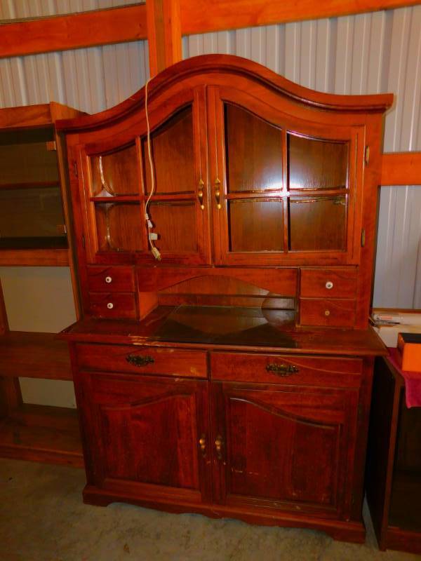 lot 1 image: 2 Piece Hutch