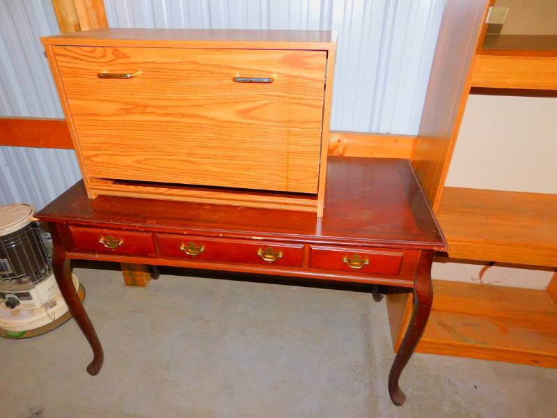 lot 3 image: Magazine Holder and Vintage Table