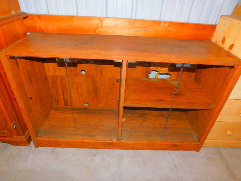 lot 5 image: TV Stand