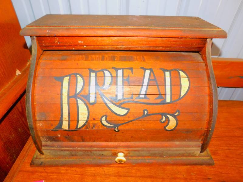 lot 7 image: Vintage Wooden Bread Box