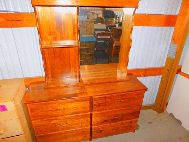 lot 8 image: Hutch and Dresser Set