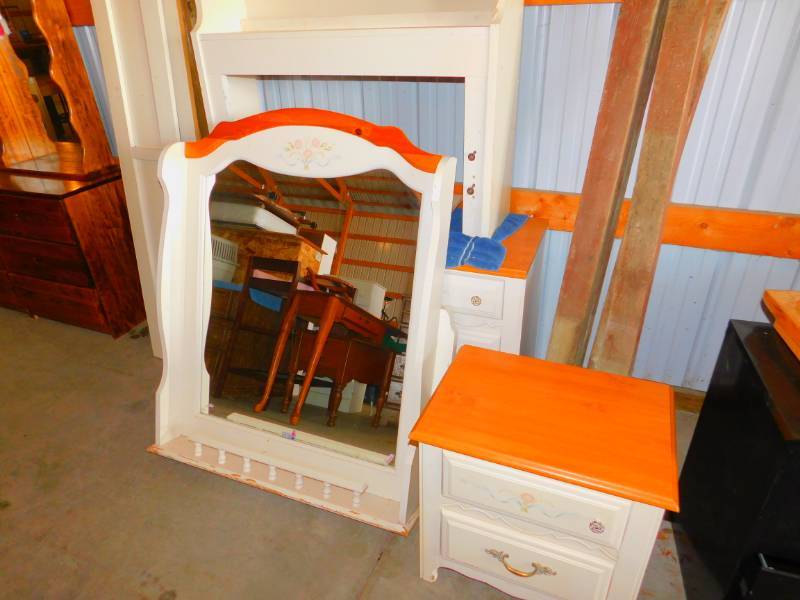 lot 9 image: Twin Bedroom Set