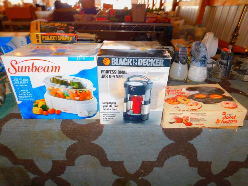 lot 16 image: Kitchen Items