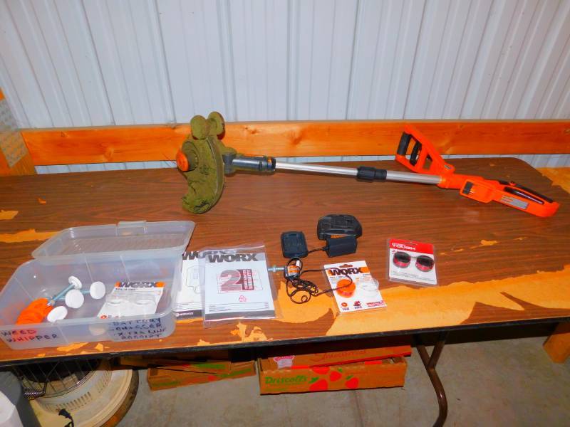 lot 18 image: 20 Volt Worx Weed Whip