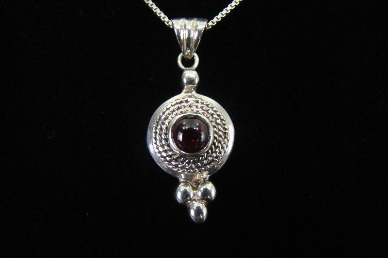 .925 Sterling Silver Garnet Cabochon Pendant Necklace