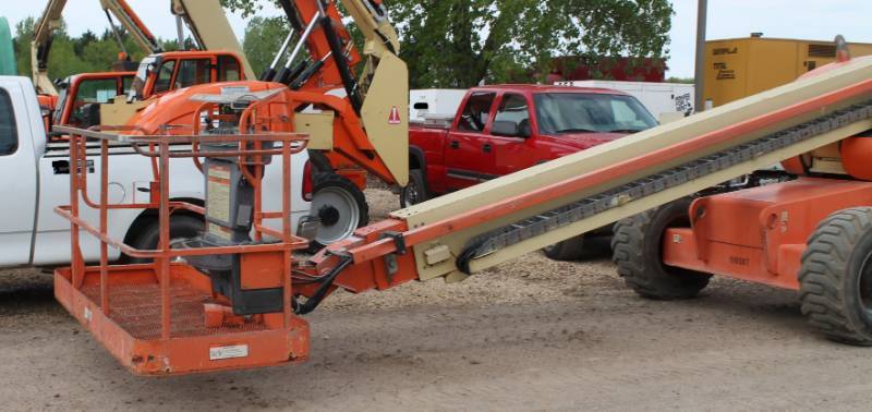 lot 1 image: JLG 600 S Boom Lift