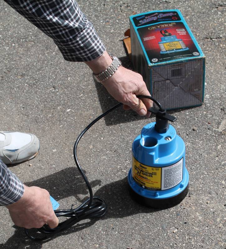 lot 35 image: Submersible Water Pump