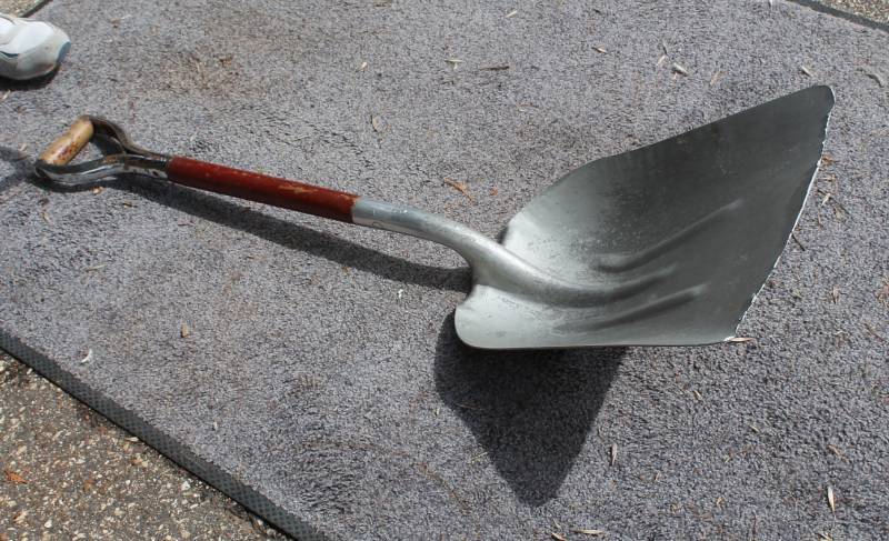 lot 59 image: Aluminum Scoop Shovel