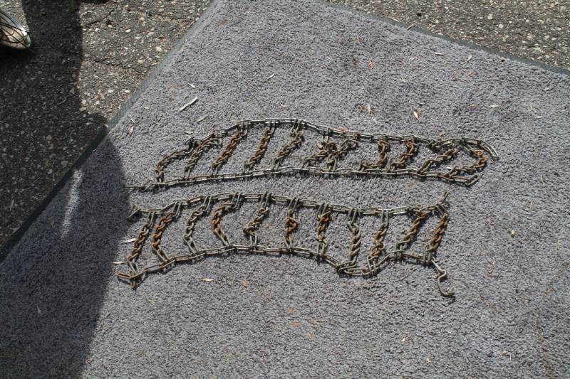 lot 61 image: Tire Chains 7 Wide X 26 Long