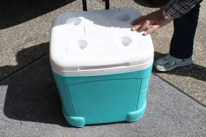 lot 68 image: Green Igloo Cooler Measures 17 X 19 X 18