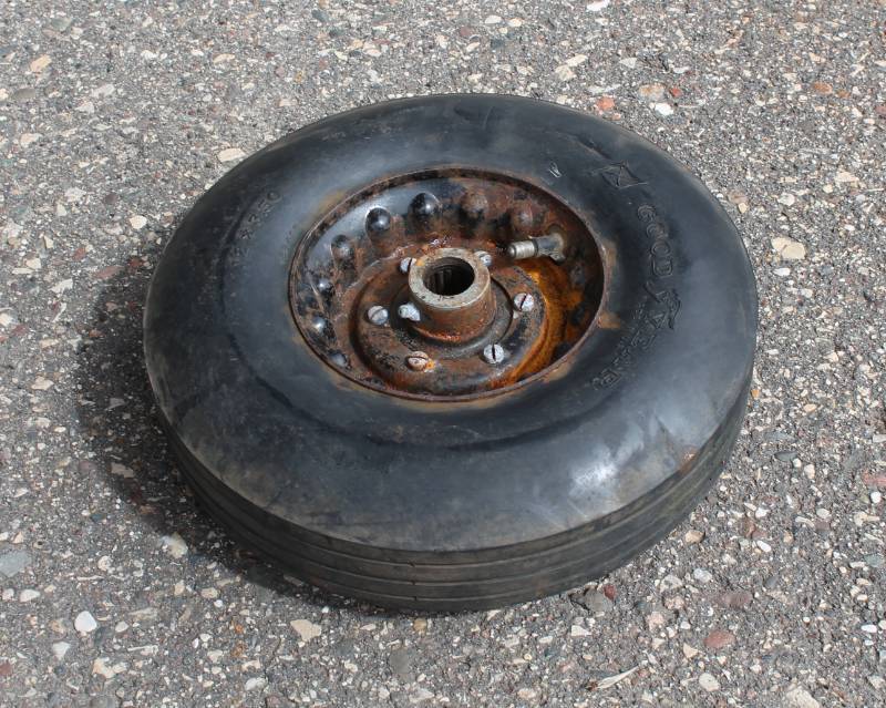 lot 92 image: 12 X 3.50 Tire And Rim