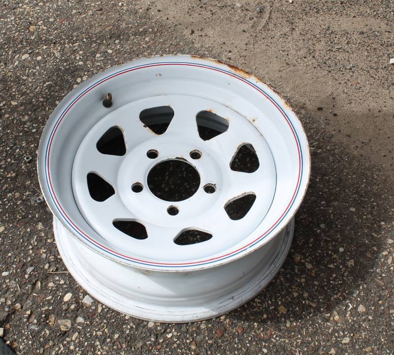 lot 90 image: White 15 5 Holes Rim White