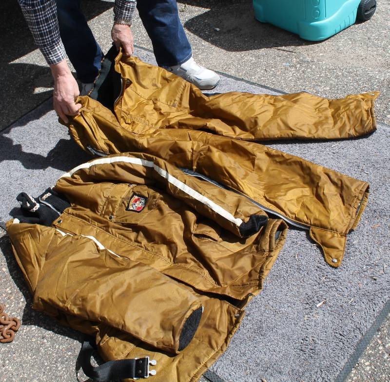 lot 96 image: Mens X - Large Snowmobile Suit 2 Piece