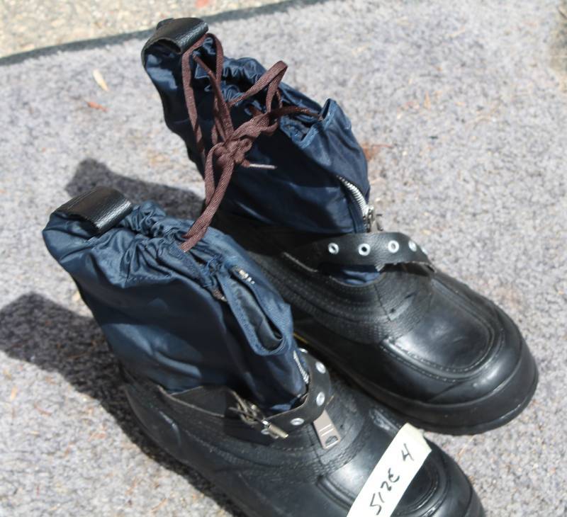 lot 104 image: Snow Boots Kids Size 4