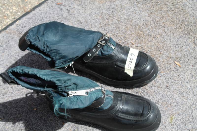 lot 105 image: Snow Boots Adult Size 9